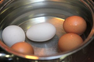 Sai lầm nghiêm trọng khi luộc trứng gà bạn phải bỏ ngay hôm nay