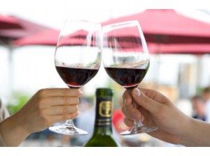 Rượu vang đỏ làm tăng nguy cơ ung thư nhưng hầu như không ai biết