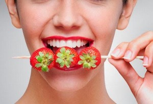 Cách làm trắng răng hiệu quả từ những thực phẩm dân dã