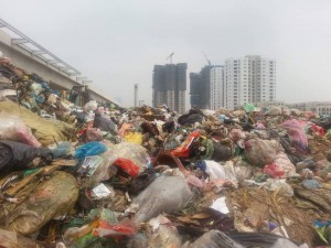 Vụ đổ trộm hàng trăm tấn rác thải: Không đủ năng lực vẫn trúng thầu
