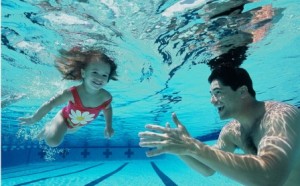 Nếu chưa biết bơi, hãy xem hướng dẫn này để tự tin xuống bể ngay trong mùa hè này