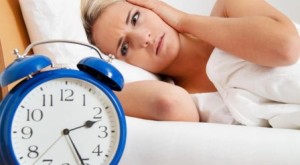 Có phải cứ dậy 3-5 giờ sáng là tốt và có nên khoả thân khi ngủ?