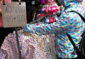 Thị trường hàng hóa mùa hè: Áo chống nắng kiểu dáng đa dạng đắt khách