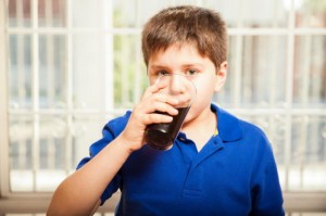 Uống nước ngọt có gas thường xuyên, trẻ mắc nguy cơ gan nhiễm mỡ