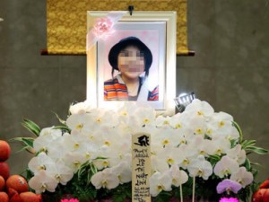 Xót xa nụ cười hồn nhiên trên di ảnh bé gái bị sát hại ở Nhật trong lễ cầu siêu