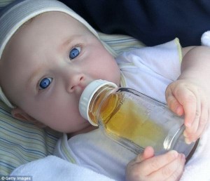 Cảnh báo mới nhất: Không nên cho trẻ dưới 1 tuổi uống nước quả!