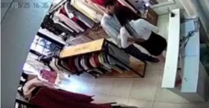 Clip kẻ biến thái ngang nhiên vào shop quần áo để sàm sỡ nhân viên nữ