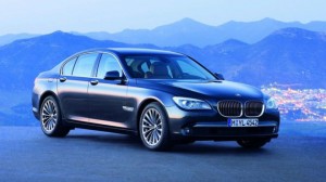 Xe sang BMW 7 Series bị triệu hồi vì lỗi tự bung cửa khi chạy