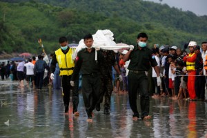 Tìm thấy mảnh vỡ và thi thể từ máy bay Myanmar mất tích