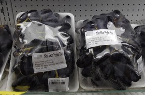 Hà Nội: Sau nho móng tay, lại xuất hiện nho đen không hạt giá siêu rẻ, chỉ 4.000 đồng/kg