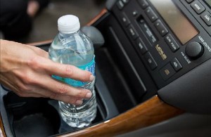 Đừng uống nước đóng chai để lâu ngày trong ô tô vì lý do cực nguy hiểm này