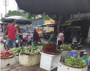 Hà Nội tăng kiểm soát chất lượng trái cây vỉa hè, người kinh doanh lo 'mất làm ăn'