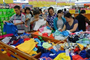 Hàng Việt giảm giá mạnh dịp lễ