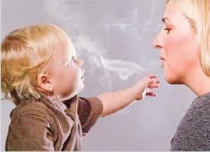 Trẻ có nguy cơ bị ung thư máu nếu cha mẹ hút thuốc lá