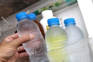 Dùng chai nhựa đựng nước cho vào tủ lạnh dùng dần là đang tự rước ung thư vào cho cả nhà