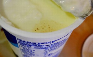 Những dấu hiệu sữa chua đã hỏng: Nếu bạn có một hộp sữa chua như thế thì hãy vứt ngay