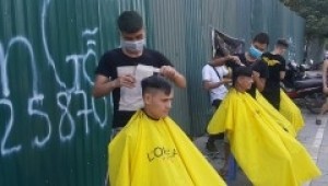 “Tiệm tóc vỉa hè” miễn phí cho người nghèo của chàng trai 9X