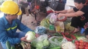 Ảnh hưởng áp thấp nhiệt đới: Mua rau còn đắt hơn cả mua thịt