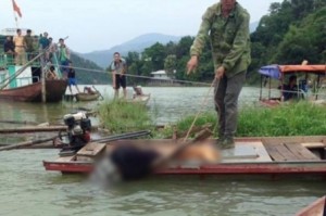 Hòa Bình: Nam thanh niên chết trong tư thế đầu chúc xuống nước, người trên thuyền