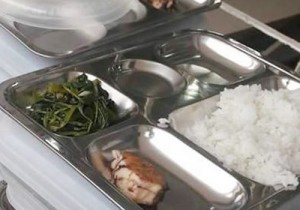 Bữa ăn 19.000 đồng của trẻ tiểu học chỉ có miếng cá nhỏ và rau muống