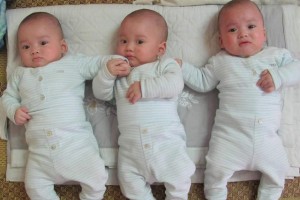 Điều chưa biết về 3 bé trai sinh cùng trứng vô cùng hiếm gặp