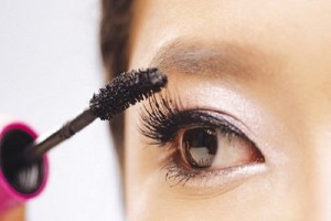 Những 'bí mật kinh hoàng' về sự nguy hại của chuốt mascara đối với sức khỏe