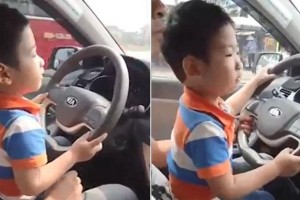 Dân mạng dậy sóng với clip mẹ giữ cho con trai 3 tuổi lái xe ô tô, bố ngồi quay video