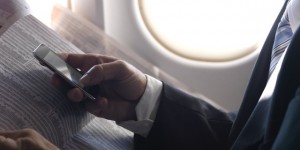 Không tắt điện thoại di động trên máy bay nguy hiểm đến cỡ nào?
