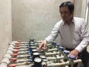 Người dân phát hiện đồng hồ nước ở chung cư 143 Trần Phú (Hà Đông) bất thường