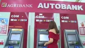 Ngân hàng nhà nước chỉ đạo các ngân hàng tạm dừng tăng phí ATM