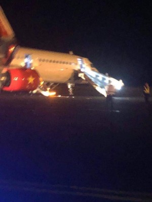 NÓNG: Vietjet Air lại gặp sự cố khi hạ cánh, nhiều người cấp cứu trong đêm
