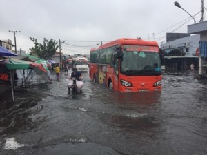 Nước ngập, kẹt xe nghiêm trọng khắp Sài Gòn trong sáng đầu tuần