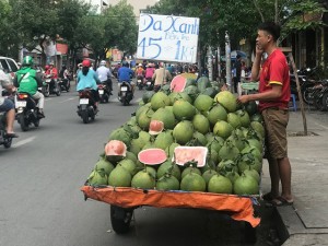 Bưởi da xanh, cam sành giá rẻ đồng loạt 'xuống đường' ở Sài Gòn