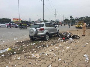 Hà Nội: Ô tô tông liên hoàn, 2 vợ chồng bị cuốn vào gầm xe, tử vong