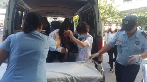 NÓNG: Xe khách chở hơn 20 người lao xuống vực trên đèo Hải Vân