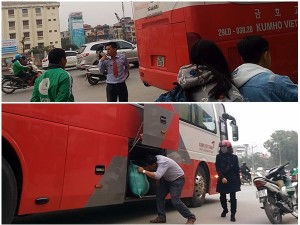 Bị xử phạt, tài xế xe khách Kumho Việt Thanh kéo thanh tra giao thông ra một góc rồi quàng tay 