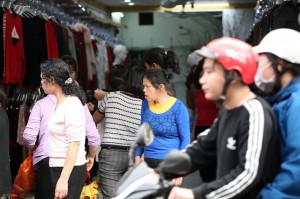 Hà Nội: Quần áo bán lỗ bán tháo trước Tết, nghìn người chen lấn nhau mua bằng được