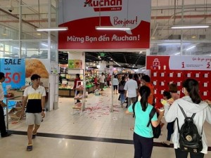 Auchan xả hàng, người Việt tranh cướp, xả rác