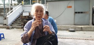 Cụ bà 90 tuổi minh mẫn bơm vá xe bên đường và quan điểm sống 'phải tự cứu chính mình'