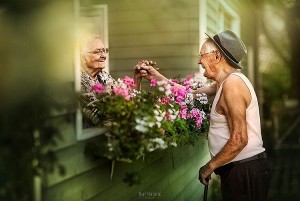 Bộ ảnh tuyệt đẹp về tình yêu giữa những cặp vợ chồng già cùng nắm tay nhau đến cuối đời