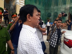 Nguyễn Hữu Linh kêu oan bất thành, bị buộc ra bằng cửa chính