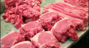 Miếng thịt tẩm thuốc độc cất trong tủ lạnh