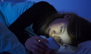 Dùng chế độ ban đêm trên smartphone có thể làm tổn hại nghiêm trọng tới giấc ngủ