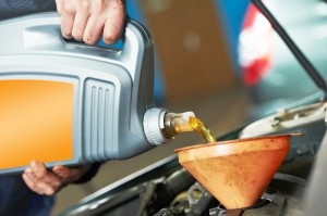Tuyệt đối không nên dùng dầu nhớt ô tô cho xe máy