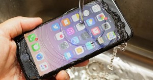 Apple hướng dẫn cách cấp cứu từng dòng iPhone khi bị vô nước