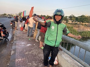 Chuyện lạ Bình Thuận: Ném chai nhựa xuống sông rồi lôi cá đối lên