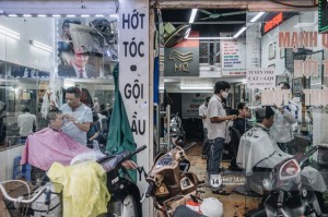 Người Hà Nội ngồi đợi được cắt tóc sau 3 tuần cách ly xã hội