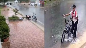 Clip cậu bé dắt xe dưới mưa dọn rác từng miệng cống: Hành động đẹp lan tỏa trên Facebook
