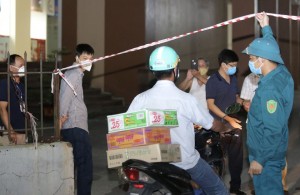 Hà Nội: Dựng lều dã chiến, phong tỏa 2 tòa chung cư vì cư dân nghi nhiễm Covid-19