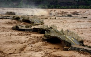 Lũ lụt tồi tệ ở Trung Quốc: Mưa dữ dội làm vỡ bờ hồ lớn nhất thế giới, người dân khóc ròng vì mất tất cả